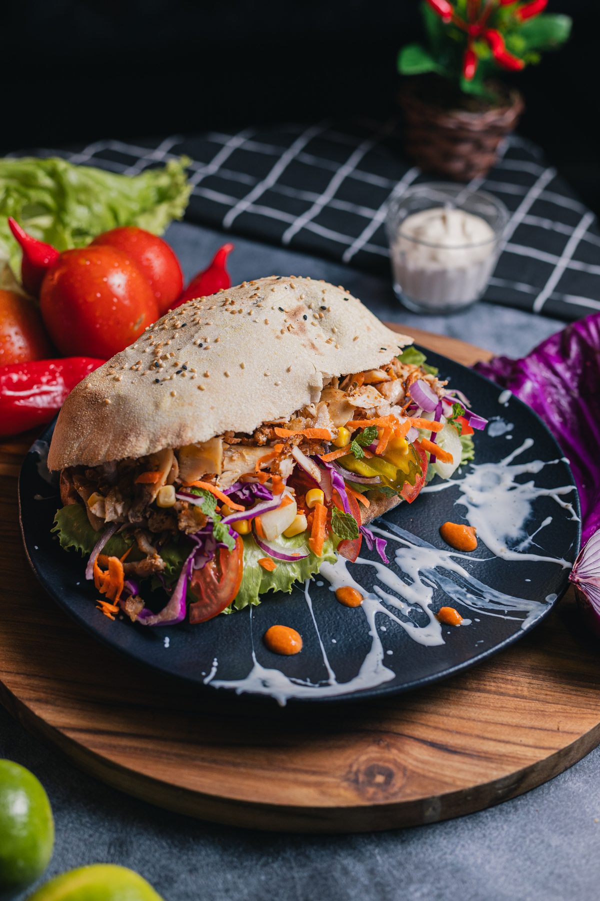 Sanduíche de doner kebab artesanal da Fabulous Kebab sobre tábua de madeira rústica com vegetais frescos e fundo escuro